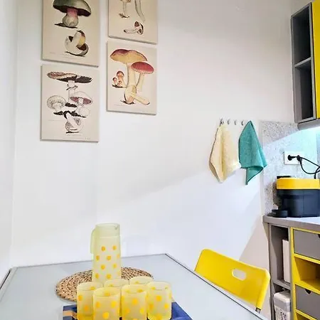 公寓 Yellow Kitchen Apartment, City Central Location