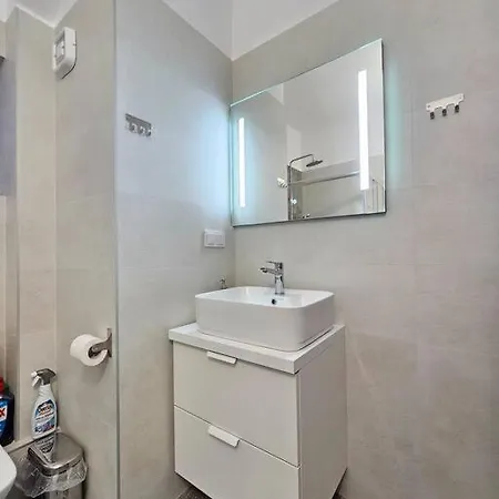 Yellow Kitchen Apartment, City Central Location Apartment